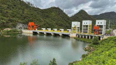 <b>Panorámica de la represa hidroeléctrica Patuca III, que aporta unos 100 megas.</b>