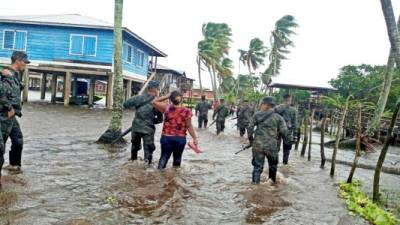 Soldados de las Fuerzas Armadas de Honduras efectúan operaciones de evacuación en el sector de Irlaya, nunicipio de Villeda Morales, en el departamento de Gracias a Dios.