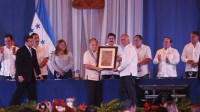 José de la Paz Herrera recibió el reconocimiento de manos del presidente del Congreso, Mauricio Oliva.
