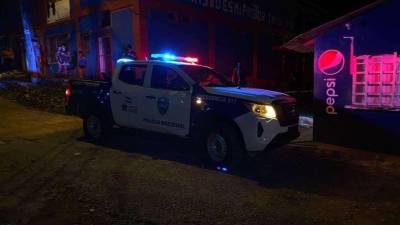 La Policía Nacional llegó al barrio Danto, donde quedó el cadáver de Paola Escoto, quien residía cerca de donde le dispararon.