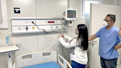 Continúan realizando pruebas en los equipos médicos instalados en los hospitales móviles.