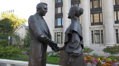 Un monumento a Joseph y Emma Smith permanece en la ciudad de Salt Lake, en Utah, donde permanece la sede de la Iglesia mormona en EUA.