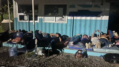 Un grupo de maestros pasó la noche en la aduana de Mocalempa esperando que abrieran al día sigueiente.