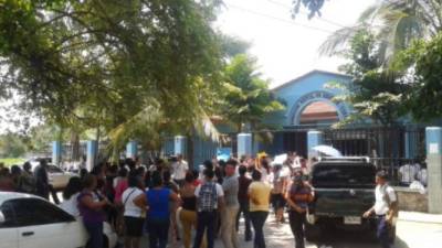 Por tercer día seguido, los padres y alumnos piden ante la Departamental de Educación de Cortés la asignación de más maestros.