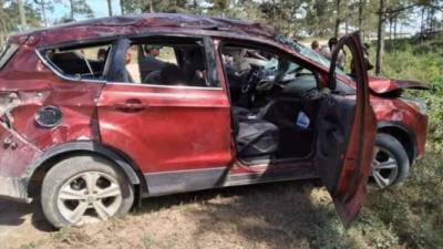 Las personas que resultaron heridas se transportaban en esta camioneta color rojo.