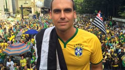 Eduardo Bolsonaro ha sido cuestionado por sus posturas misóginas y racistas, al igual que su padre./Twitter.