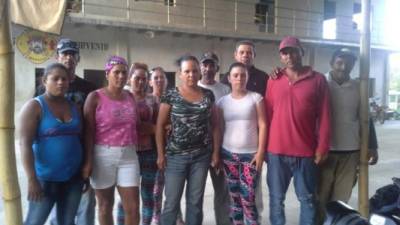 Parte del grupo de balseros cubanos que fue rescatado cerca de Isla del Cisne.