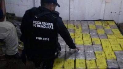 Se eleva a 125 kilos de suspuesta droga lo incautado en embarcación colombiana. Foto cortesía @RedInformativaH