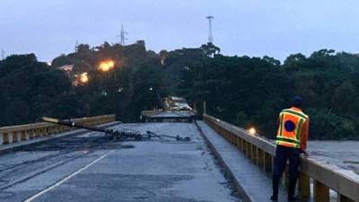 Parte del puente Saopin se cortó debido al incremento del caudal Río Cangrejal en La Ceiba.