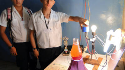 El primer lugar del noveno grado lo ganó el proyecto de la lámpara de encendido automático y de lava.