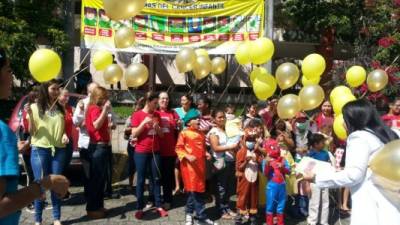 Pacientes y miembros de la Fundación Hondureña para el Niño con Cáncer en San Pedro Sula hicieron un acto símbolico hoy.