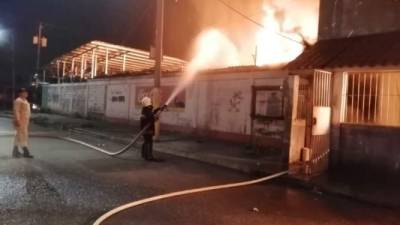 La rápida intervención de los bomberos evitó que las llamas se propagaran a otros inmuebles.