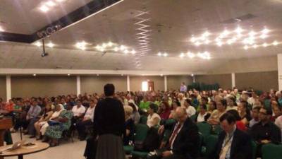 Maestros durante la charla que se imparte en el auditorio principal de la UTH.