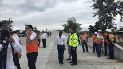 El alcalde de San Pedro Sula, Armando Calidonio, acudió a la habilitación de este puente.