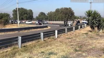 Vista general este viernes, que muestra a policías estatales custodiando la zona donde fueron encontrados cuerpos embolsados en la carretera Panamericana en el municipio de Villagrán, en el estado de Guanajuato (México). EFE/Str/Mejor Calidad Disponible