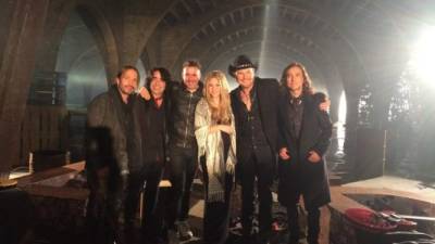 La cantante colombiana junto a Maná cuando grabaron el video del tema.