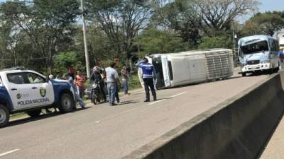 Uno de los rapiditos volcó sobre la carretera producto del fuerte impacto.