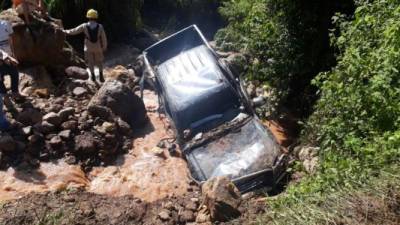 Tres personas fallecieron tras caer el vehículo en que viajaban en la quebrada El Escobillal en La Unión, Lempira.