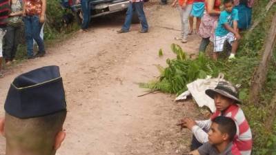 El conductor perdió el control del vehículo que quedó a un lado de la calle de tierra.