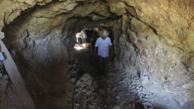 Túneles comienzan en el cerro y cruzan el caserío. Sacaban oro en 1810.