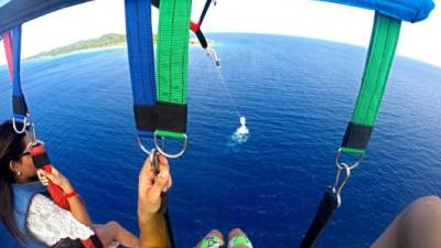 Desde el aire se ve la parte este de West Bay, una de las mejores en Roatán. El parasailing puede ser practicado por personas de cualquier edad, incluso niños en compañía de sus padres. Fotos: Franklin Muñoz