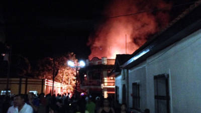 Varios puestos de venta de artesanías se incendiaron la noche de este lunes en el centro de Copán Ruinas.