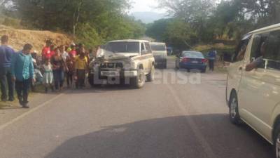 Según las autoridades, la camioneta embistió a la motocicleta en la que se desplazaban las tres víctimas.