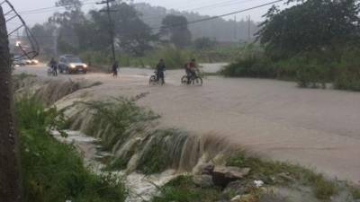 En Santa Rosa de Copán varios puentes fueron cubiertos con las crecidas de ríos y quebradas.