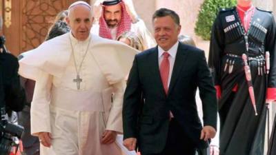 El rey de Jordania, Abdullah II junto al papa Francis, hoy a su llegada al Palacio Real Husseinia, en Amman. EFE