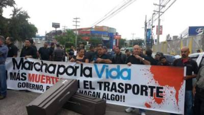 Los transportistas exigen al Gobierno seguridas en los buses para detener la violencia.