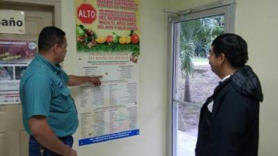 Un técnico explica el código de la SAG y Oirsa a uno de los visitantes de la misión mexicana.