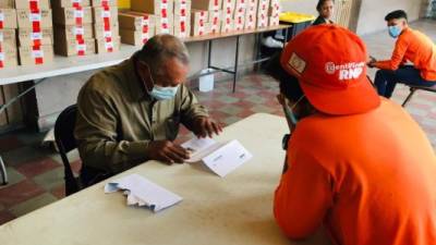 Personas de la tercera edad acudieron durante el fin de semana a los centros habilitados para reclamar la nueva identidad.