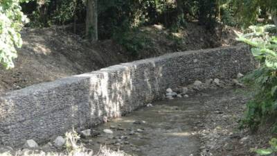 Con la barrera de piedras se evitará la erosión de tierra.