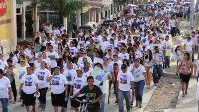 Los participantes portaron pancartas con mensajes de cariño y de exigencia de justicia.