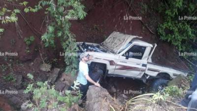 Autoridades en el lugar calculan que el vehículo cayó unos 300 metros desde el nivel de la carretera.