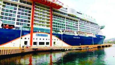 La capitana del Celebrity Edge, Kate McCue, recibió un reconocimiento por su trabajo al mando del crucero por parte de las autoridades locales.