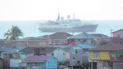 El crucero llegó ayer en la mañana a la isla de Guanaja.