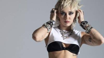 Miley Cyrus promociona su reciente disco 'Plastic Hearts'.
