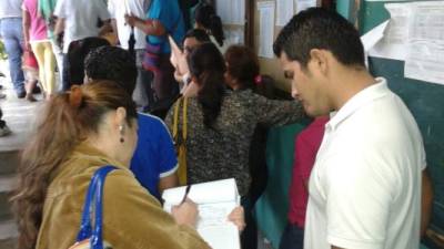 Los fiscales toman nota a los padres de familia de los cobros que hacen en centros educativos de San Pedro Sula.