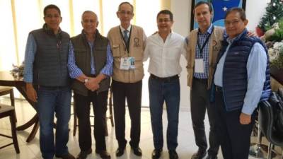 Dirigencia nacionalista, entre quienes figura el presidente Juan Orlando Hernández, aparece acompañada por los miembros de la misión de observadores de la OEA.