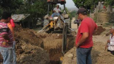 Equipo contratado por la Municipalidad trabaja en hacer las zanjas en Las Lomas.