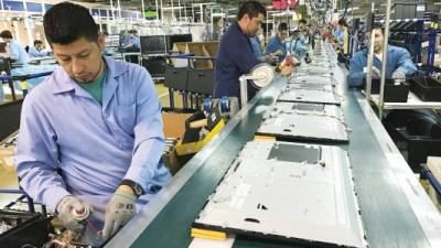 Trabajadores manufactureros en Argentina, que ha formado un centro tecnológico en el sur del país.