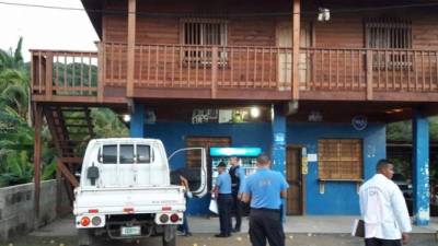 Frente a su residencia en el barrio Flovers Bay en Roatán fueron asesinados los dos hermanos el recién pasado miércoles.