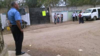 Policías patrullan en escuelas y colegios.