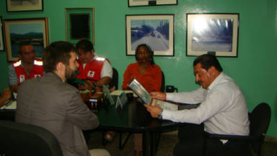 Las autoridades municipales y Cruz Roja del puerto firmaron el convenio.