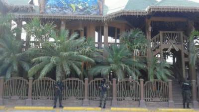 Uno de los bienes asegurados a Francisco Javier Zelaya Fúnez en La Ceiba es el restaurante Arrecifes. Foto facilitada por la Fuerza de Seguridad Interinstitucional Nacional (Fusina).