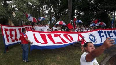 La barra del Olimpia, la Ultra Fiel, llegó al hotel de concentración del equipo albo para mostrarle su apoyo previo a la final de ida de la Concacaf League contra el Santos de Guápiles.