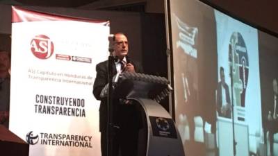 El jefe de la Comisión Contra la Impunidad en Guatemala, Iván Velásquez, expone durante una conferencia en Tegucigalpa.
