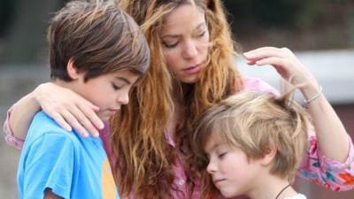 Shakira y sus dos hijos.