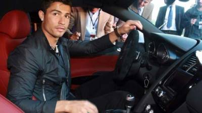 Los autos son una debilidad para Cristiano Ronaldo. El futbolista portugués del Real Madrid tiene una lujosa colección en su garaje.